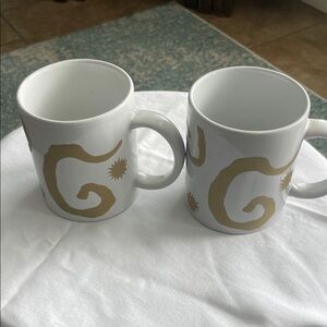 Oscar de La Renta Vintage 12oz  white & Gold Patterned  Mugs set of 2